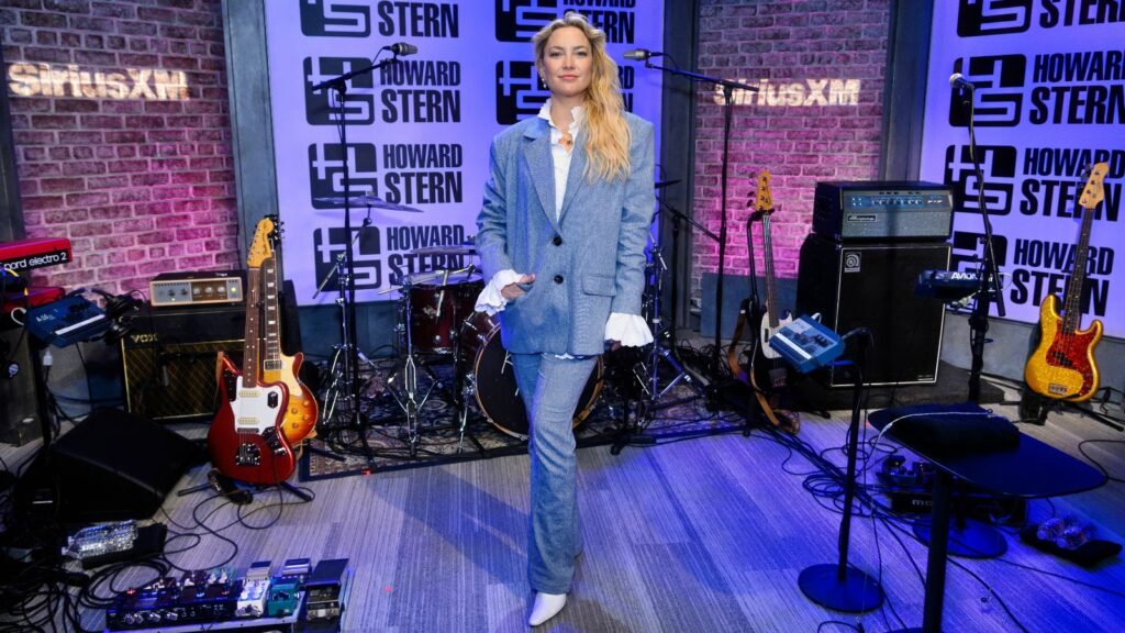 Kate Hudson sings debut songs on The Howard Stern Show