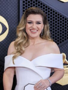 Kelly Clarkson Hints That 'Thyroid Problems' Were Behind Her Weight Gain