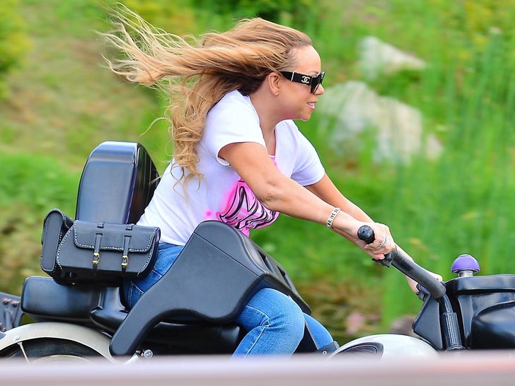 Mariah Carey's Assistant Brushes Her Hair After Going on Rollercoaster ...