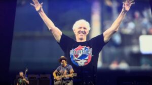 Pearl Jam Honor Bill Walton with "Man of the Hour" Performance