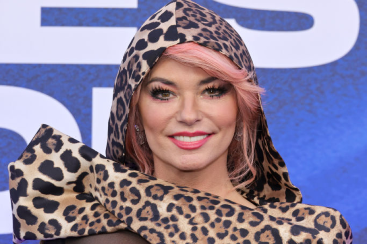 Shania Twain Shocks Fans With Wild New Pink Hair Look - Cirrkus News