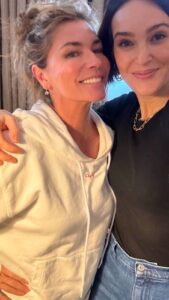 Shania Twain sports a messy bun and hoodie in her new picture