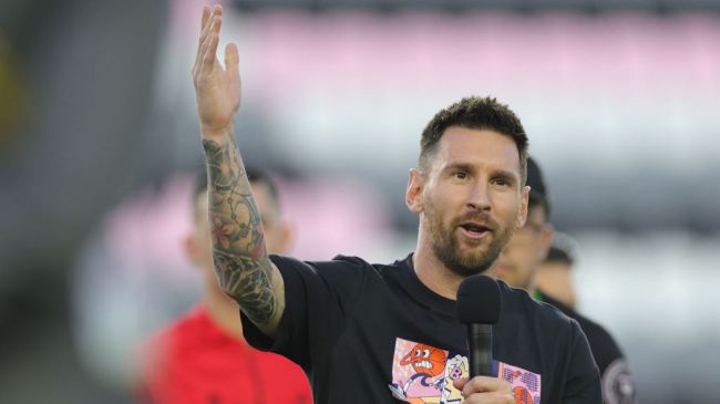 leo messi speaking into a microphone