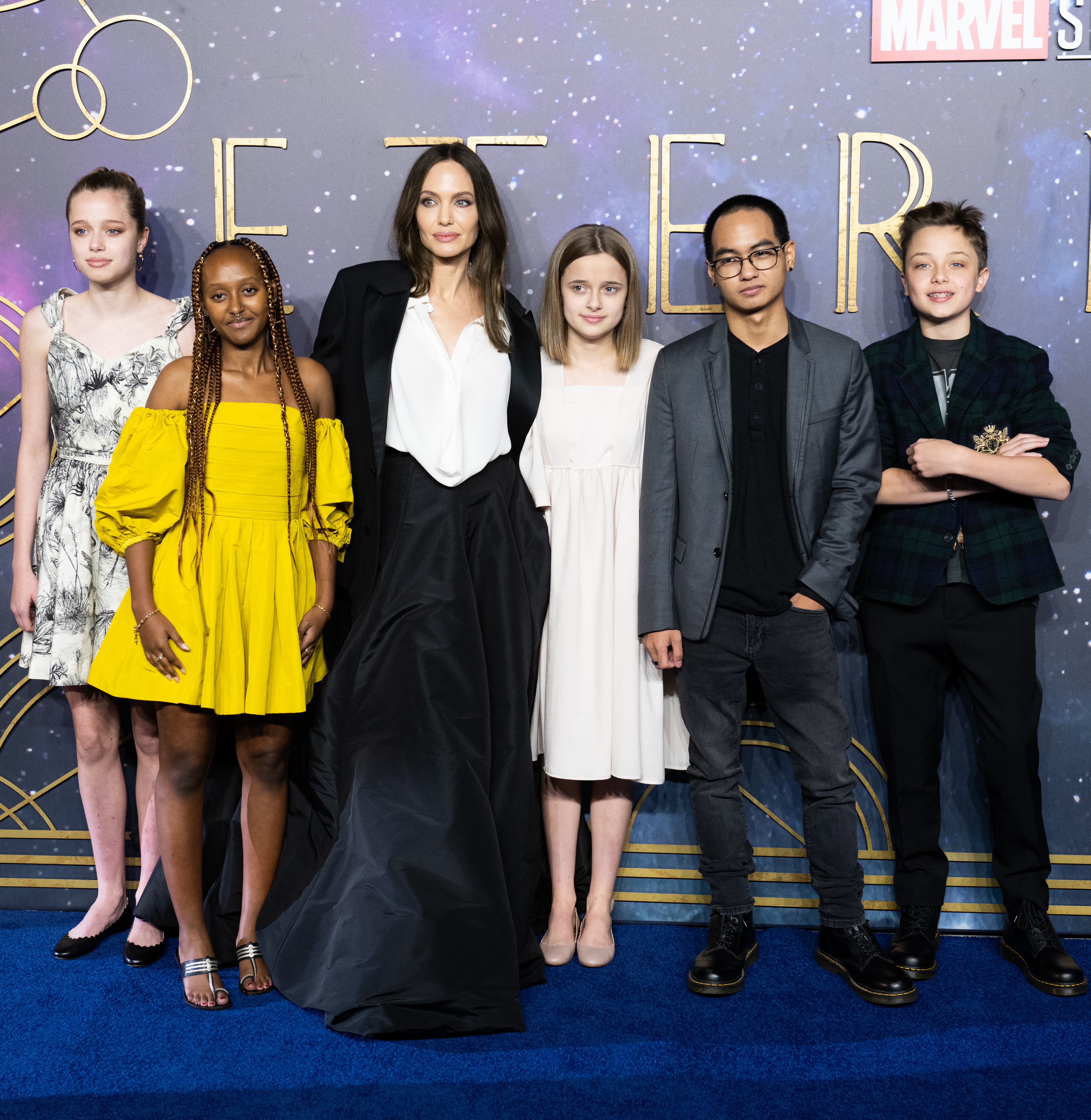 Angelina Jolie with children (l-r) Shiloh, Zahara, Vivienne, Maddox and Knox