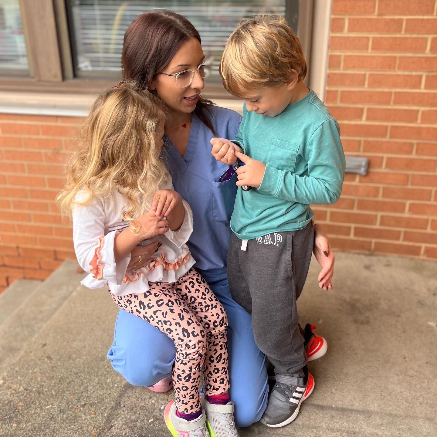 Ryan's estranged wife Mackenzie Edwards posed for a photo with Stella and Jagger