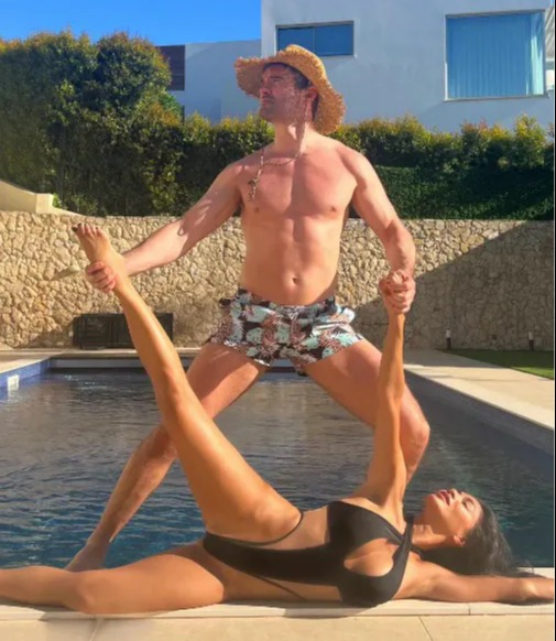 Nicole's fiancé Thom Evans got hands-on to help in the clip