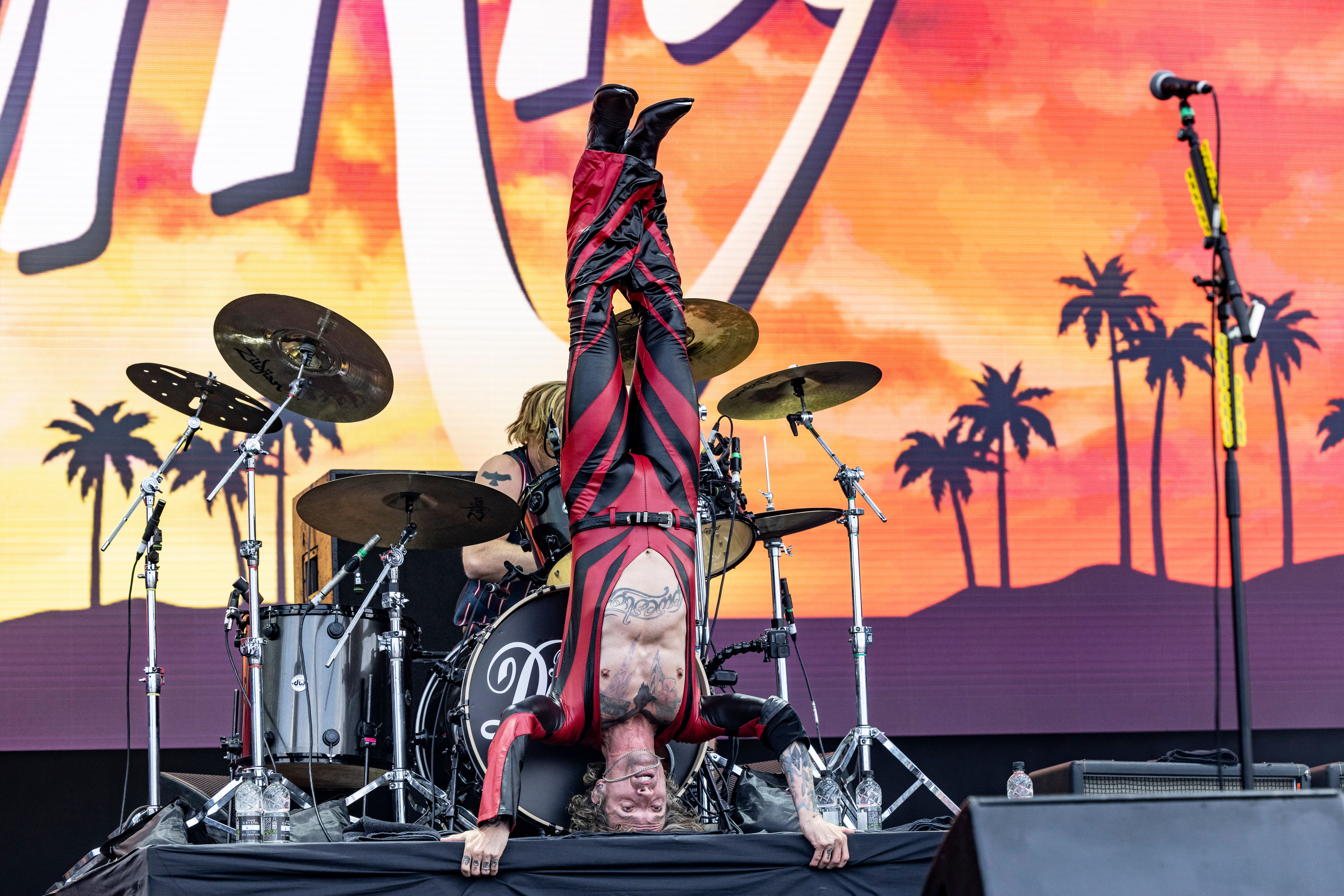 The Darkness frontman Justin Hawkins performed a headstand on stage