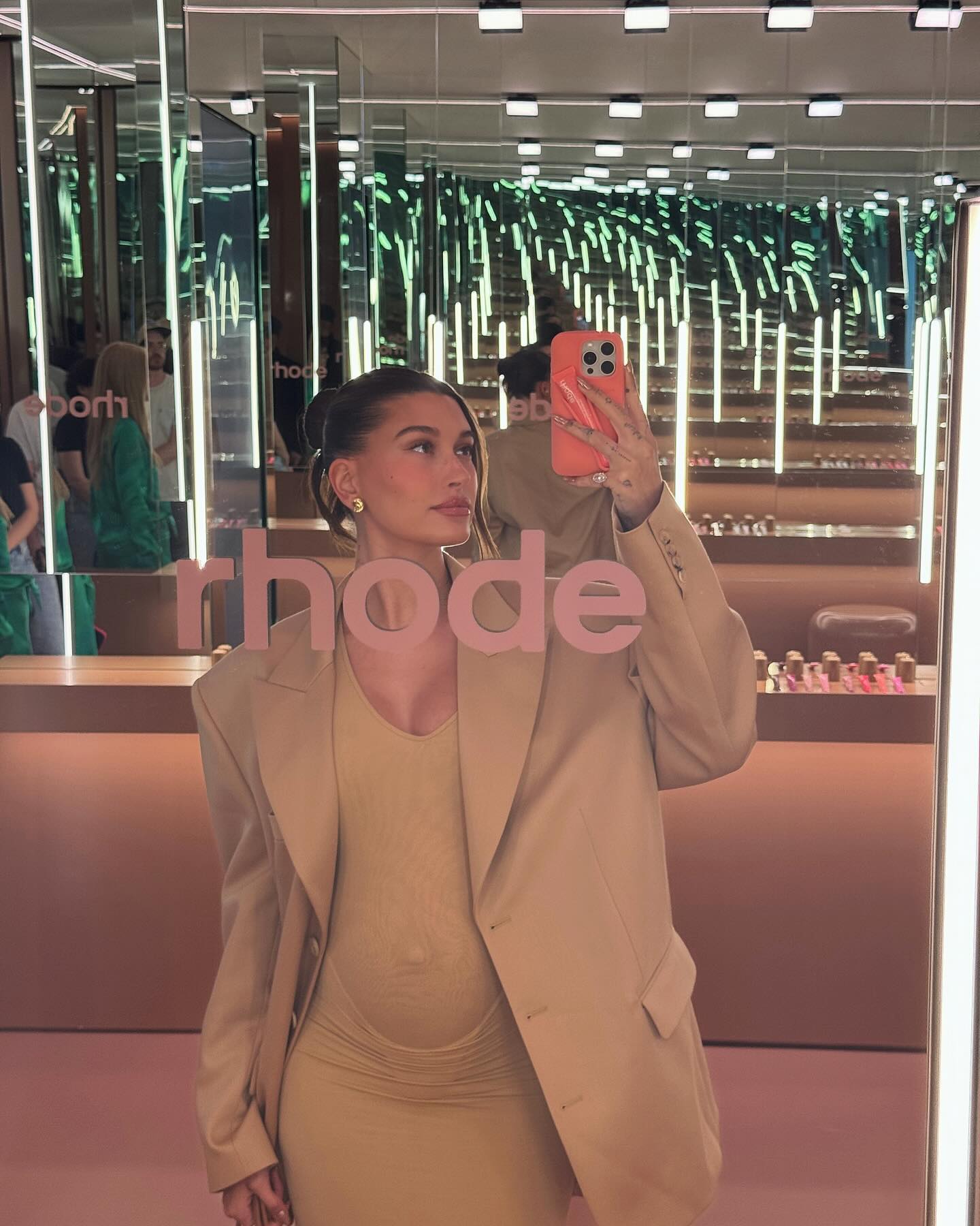On Sunday, Hailey Bieber attended the pop-up shop for her skincare brand, Rhode
