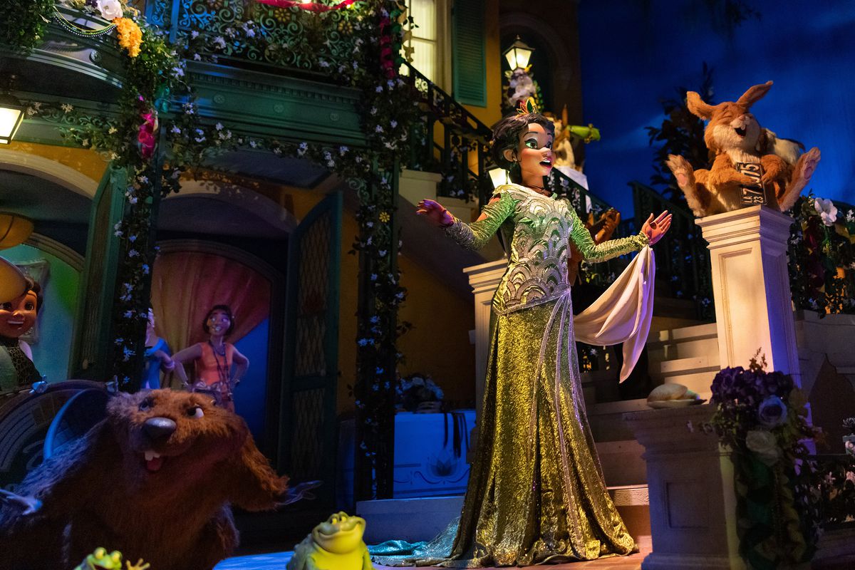 Tiana wearing a gorgeous green dress in the final scene of the new Disney attraction