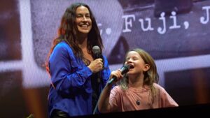 Alanis Morissette Sings “Ironic” with Daughter Onyx: Watch