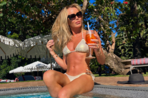amanda-holden-53-stuns-in-tiny-bikini-on-poolside-vacation-after-britains-got-talent-finale