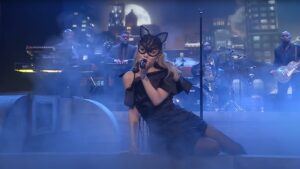 Ariana Grande Performs “the boy is mine” on Fallon: Watch
