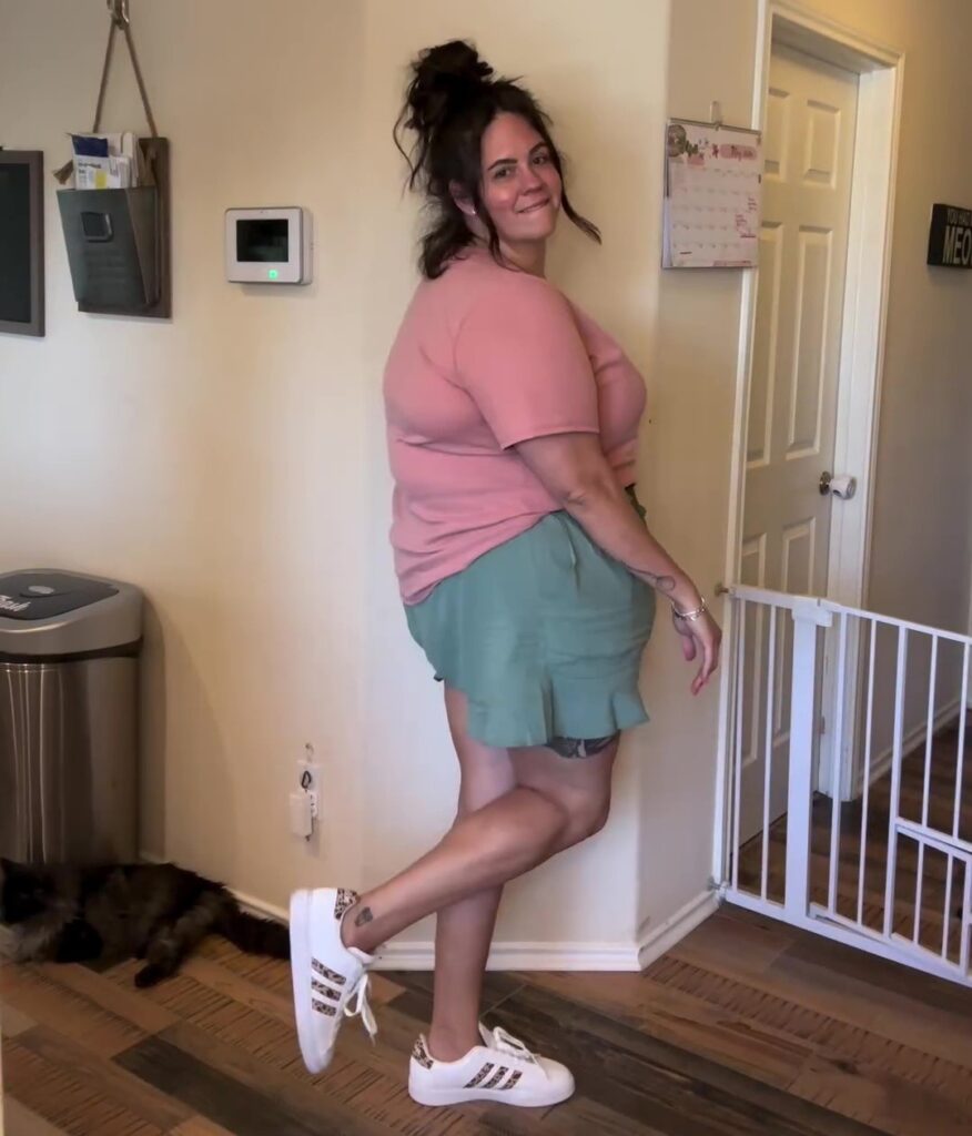 Lindsay, from Texas, is a proud plus-size woman who calls herself the Apron Belly Girlie on Instagram