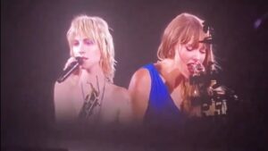 Taylor Swift & Hayley Williams Sing "Castles Crumbling" in London
