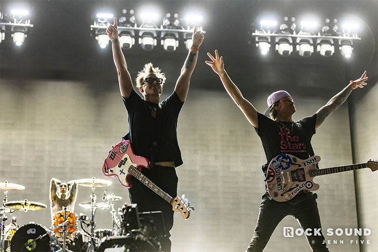 The Live Debut Of Blink-182's Brand-New Song 'Can't Go Back'