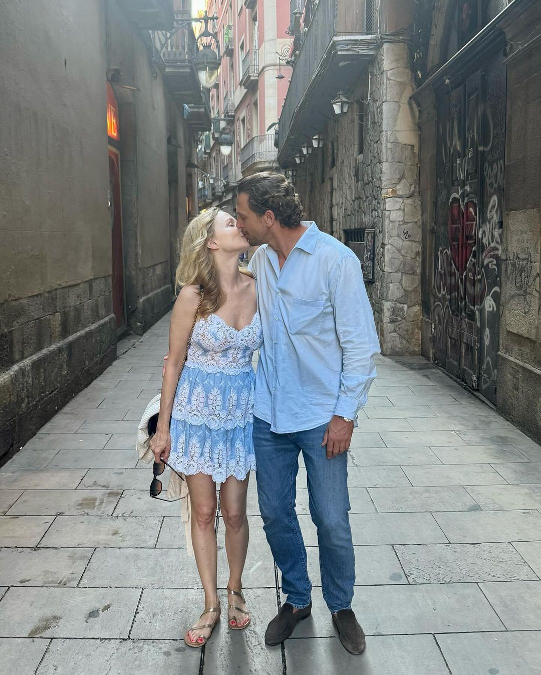 Heather Graham kisses boyfriend John de Neufville during their vacation