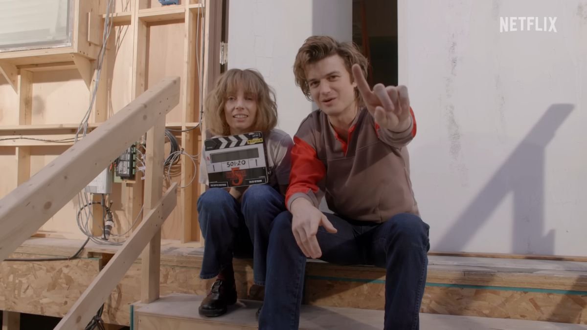 Stranger things five behind the scenes featurette Steve and Robin