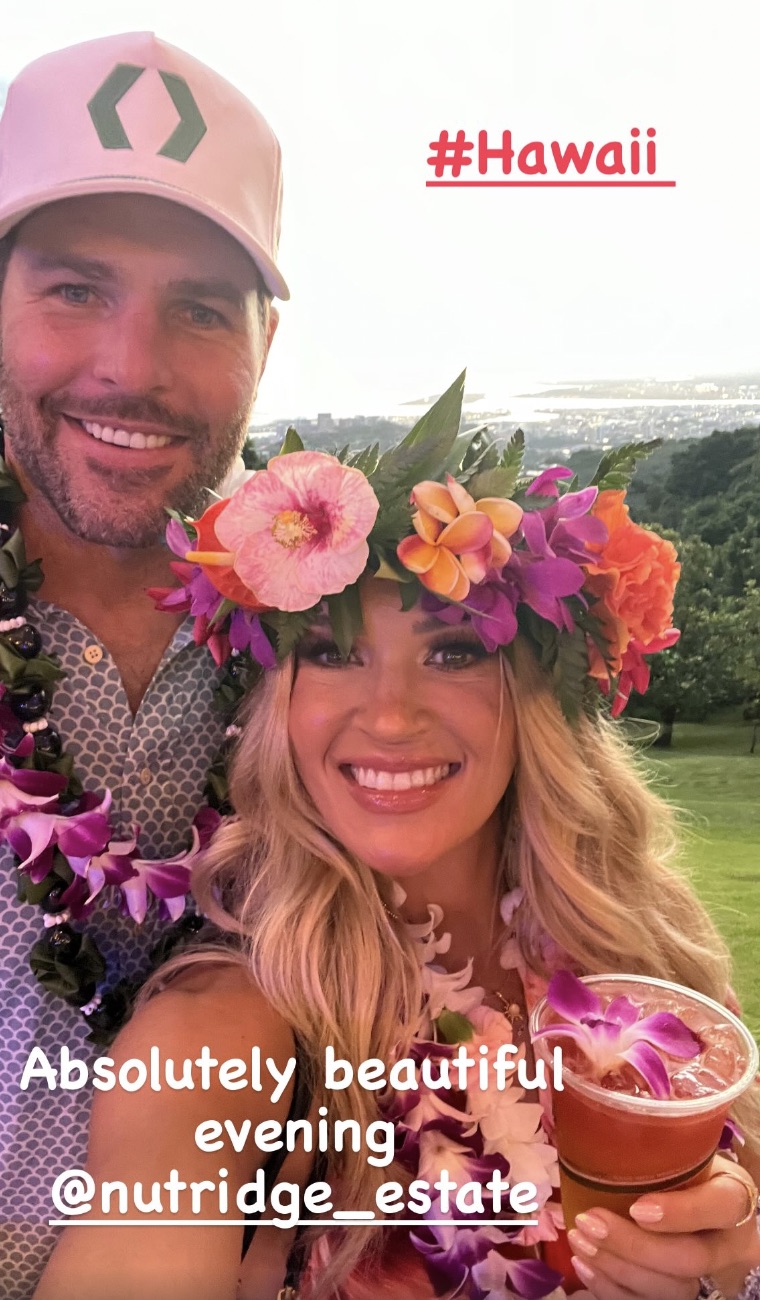 Carrie Underwood posed for a Hawaiian selfie with her husband, Mike Fisher