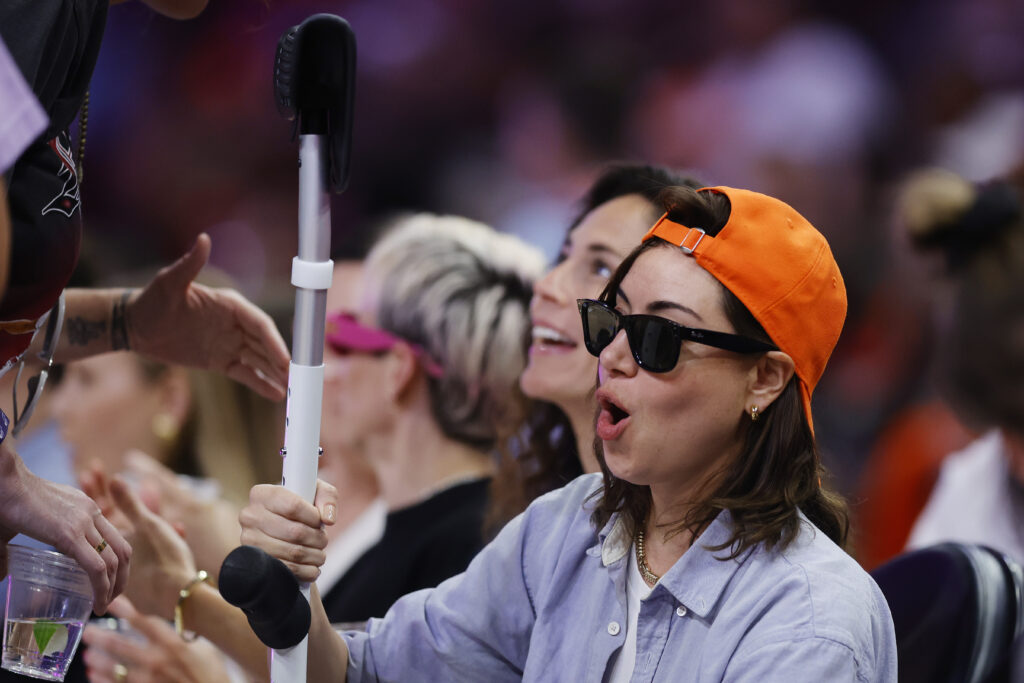 Aubrey Plaza, at the 2024 WNBA All Star Game, on July 20, 2024 in Phoenix, Arizona, tore her ACL and had to use crutches to walk