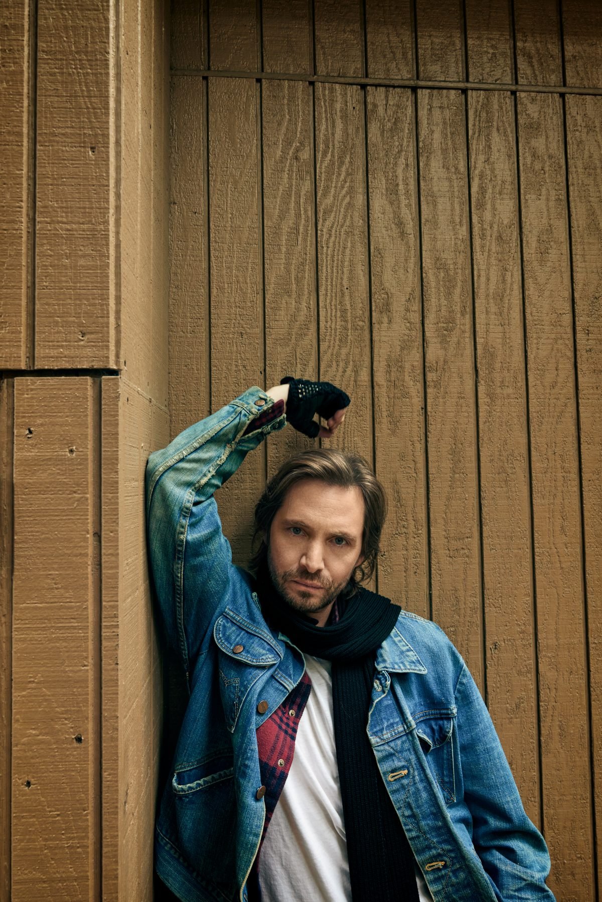image of Aaron Stanford leaning against a wall