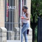 She was seen heading into a Sally Beauty Supply store with a bandaged thumb