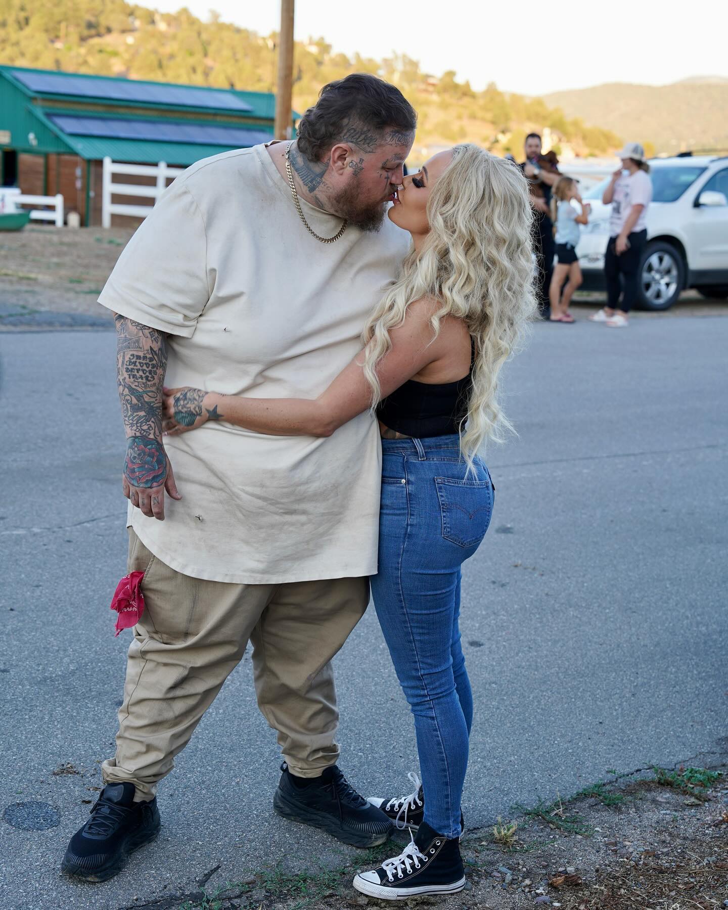 Jelly Roll and Bunnie Xo packing on the PDA while in Nashville