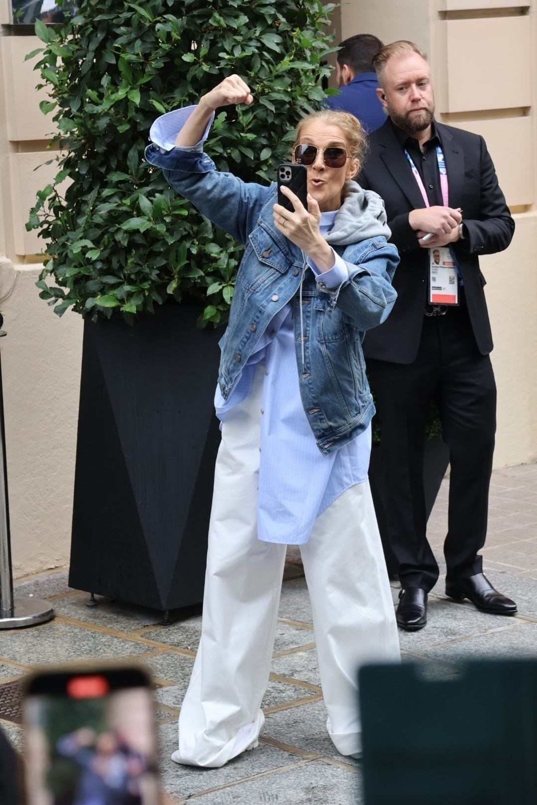 Before heading to the ceremony, Celine Dion took pictures with fans and received cheers from the crowd outside her hotel room
