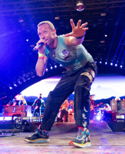 Coldplay, fronted by Chris Martin, have settled their High Court battle with ex-manager Dave Holmes