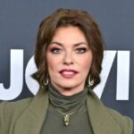 Shania Twain abruptly stops London concert to blow her nose as singer says 'pardon me' in bizarre moment