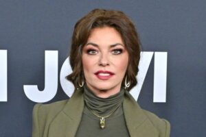 Shania Twain abruptly stops London concert to blow her nose as singer says 'pardon me' in bizarre moment
