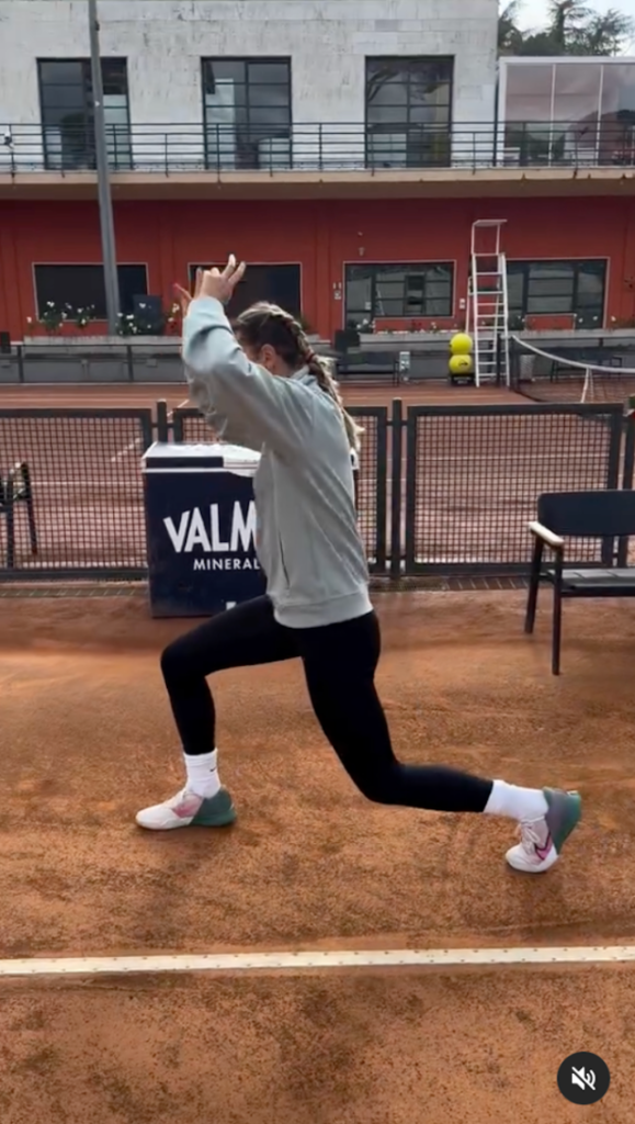 Victoria Azarenka in Workout Gear Warms Up in Roma
