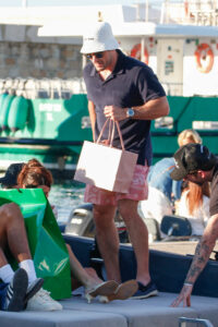 Zac Efron boarded a St. Tropez yacht with friends, carrying a designer store bag
