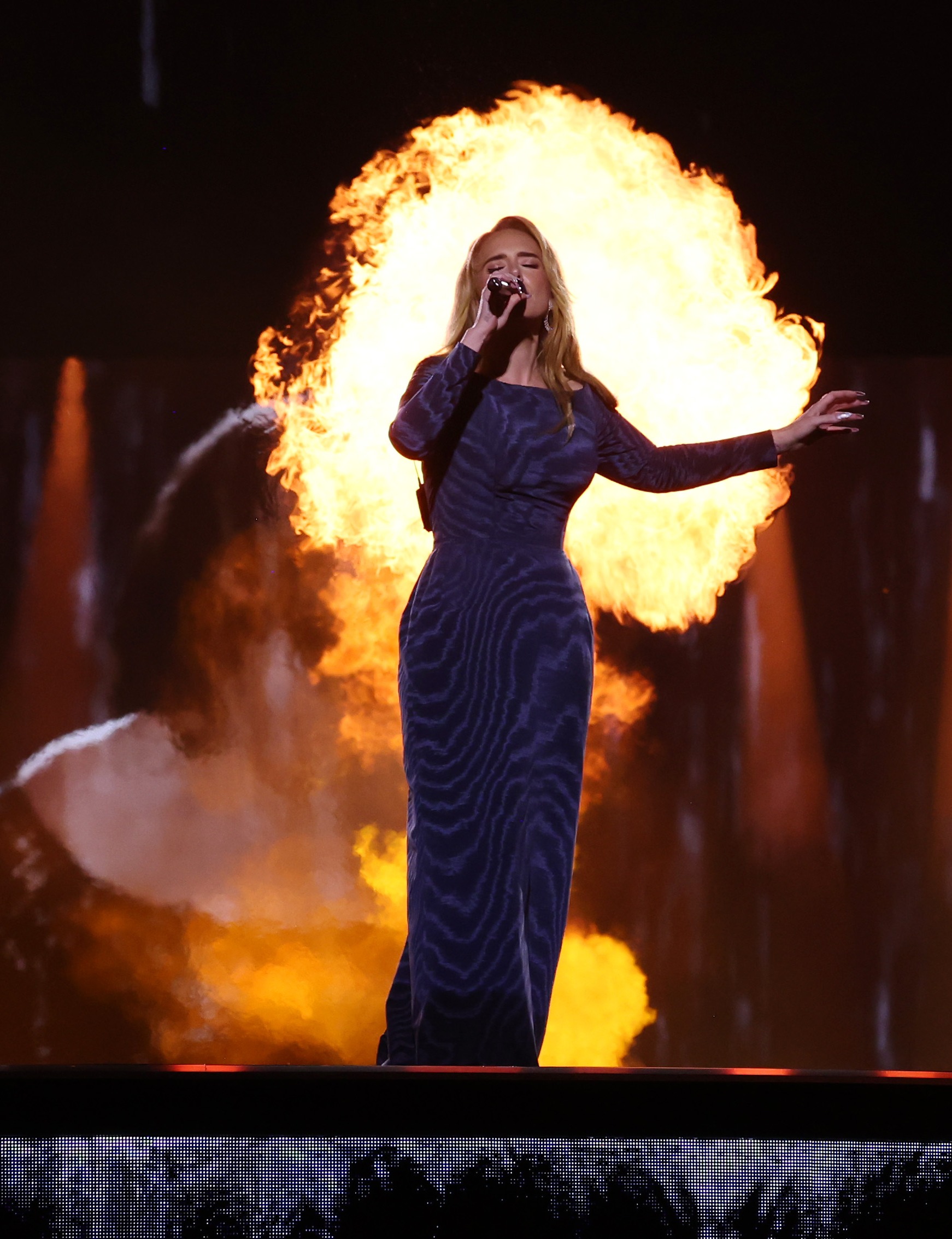 Adele's performance was spectacular and did not suffer amid the rain