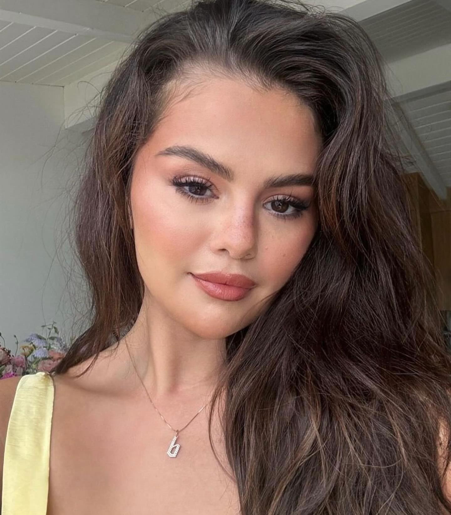 Selena Gomez shows off her B necklace she received from her boyfriend Benny Blanco for her 32nd birthday