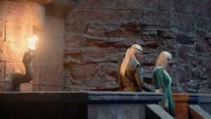 Aemond and Helaena stand together on a balcony to talk about war in house of the dragon