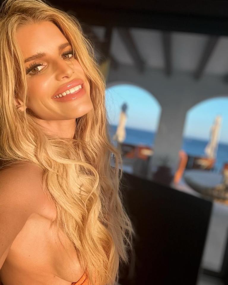 Jessica Simpson posted the above sexy selfie, leading fans to complain about her overly plump lips