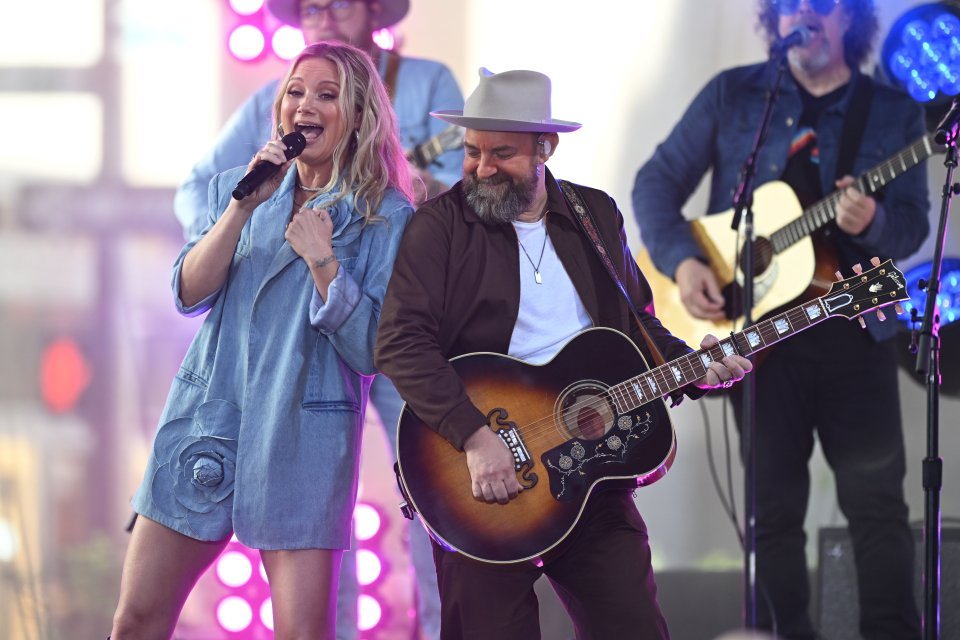 Jennifer Nettle and Kristian Bush of Sugarland performing on the Today show stage