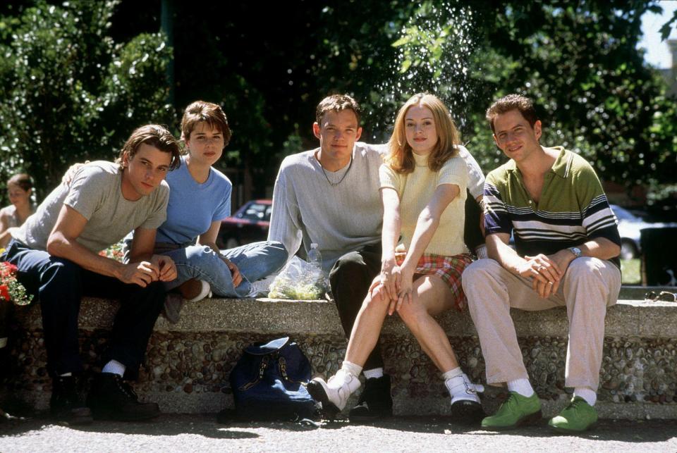 Skeet Ulrich, Neve Campbell, Matthew Lillard, Rose McGowan, and Jamie Kennedy in Scream