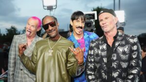 Billie Eilish, Chili Peppers, Snoop Dogg to Perform at Closing Ceremony