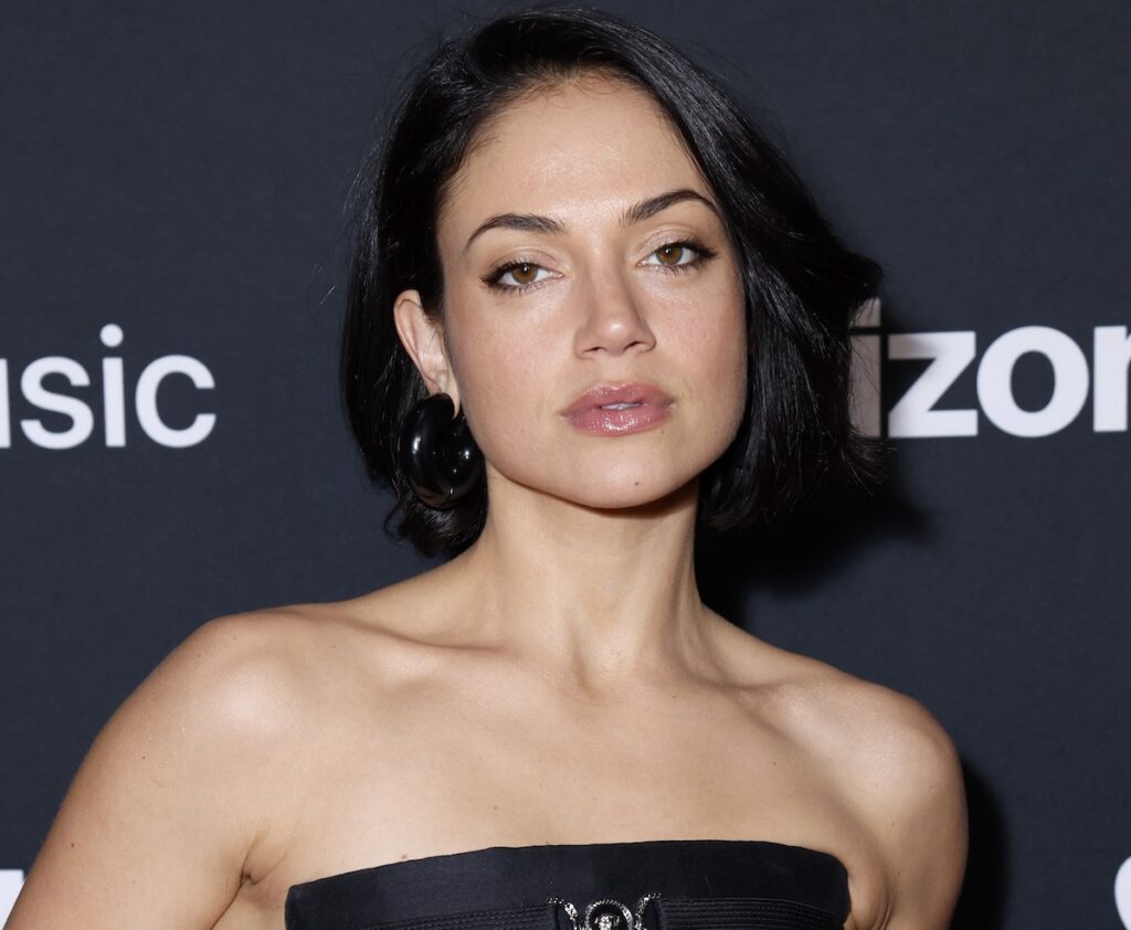 Inanna Sarkis in Two-Piece Workout Gear Shares a Special Selfie