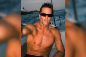 tom-brady-posts-shirtless-selfie-to-celebrate-47th-birthday