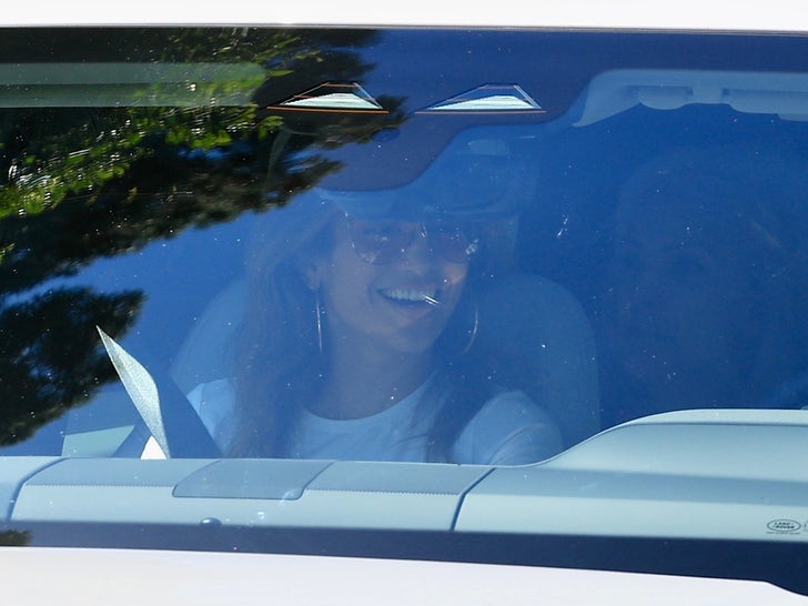 0904-Jlo-in-car-SUB