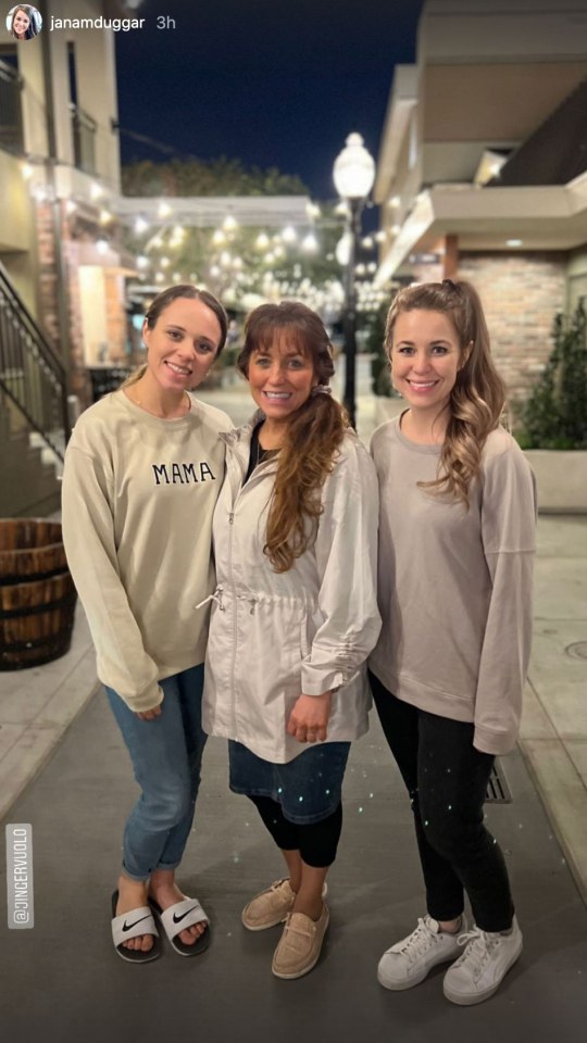 Jana Duggar with her sister Jinger and mom Michelle