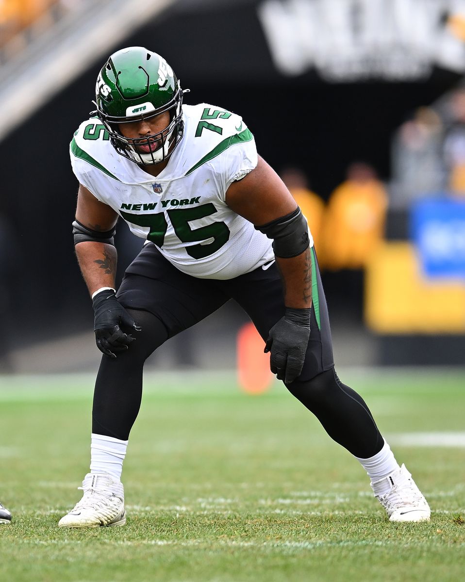 Alijah Vera-Tucker #75 of the New York Jets in action during the game against the Pittsburgh Steelers at Acrisure Stadium on October 2, 2022 in Pittsburgh, Pennsylvania. (Photo by Joe Sargent/Getty Images)