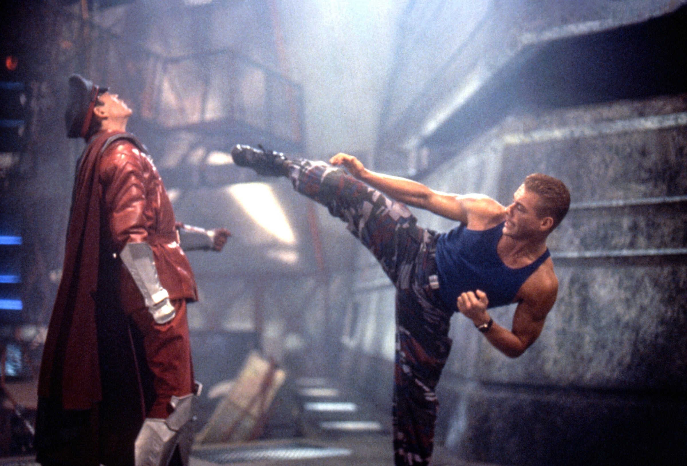 Jean-Claude Van Damme, as Col. Guile, delivers a high kick to Raul Julia’s M. Bison’s face in Street Fighter the movie.