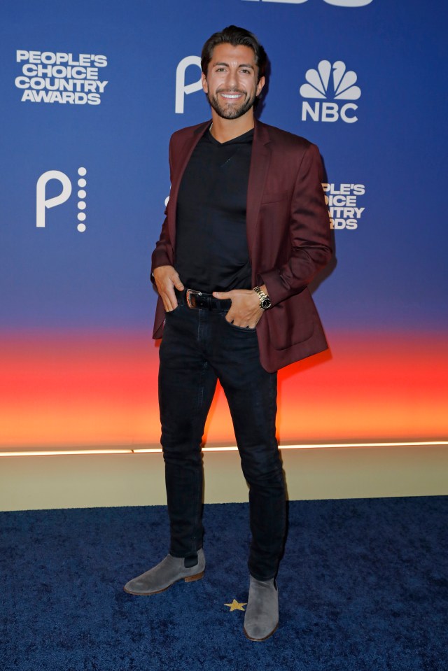 Jason looked sharp in an all-black outfit with a burgundy blazer