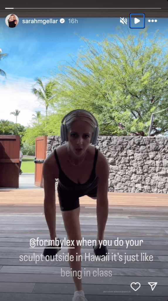 90s Icon Sarah Michelle Gellar in Two-Piece Workout Gear Does Her Sculpt in Hawaii