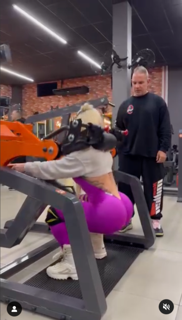 Bodybuilder Anne Luise Freitas in Two-Piece Workout Gear Shares "Leg Press Workout"