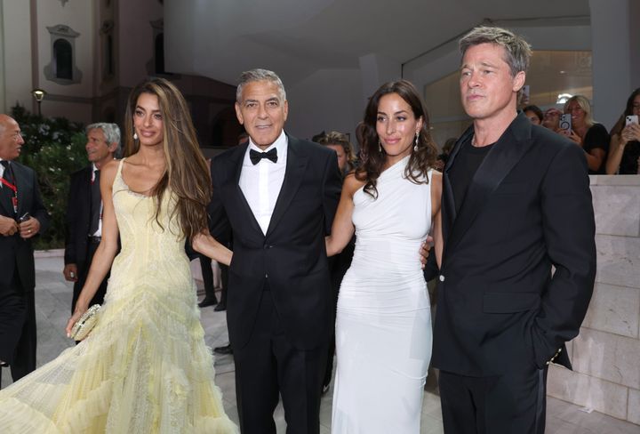 Brad Pitt llega a la alfombra roja oficial con su nueva novia, George y Amal Clooney