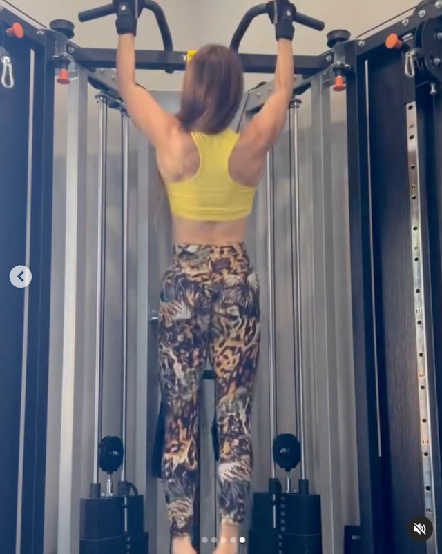 Influencer Anais Zanotti in Two-Piece Workout Gear Shares "Sculpted Upper Body" Workout